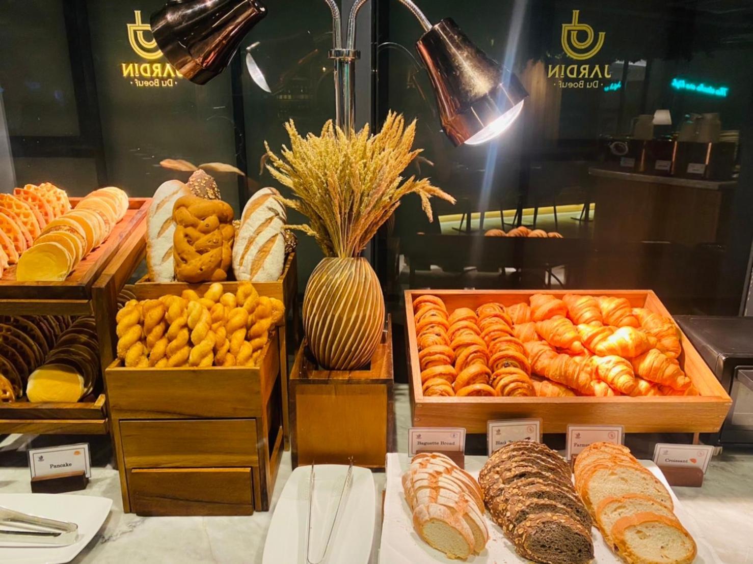 Somerset Rama 9 Bangkok Eksteriør bilde Bread and pastry at a buffet